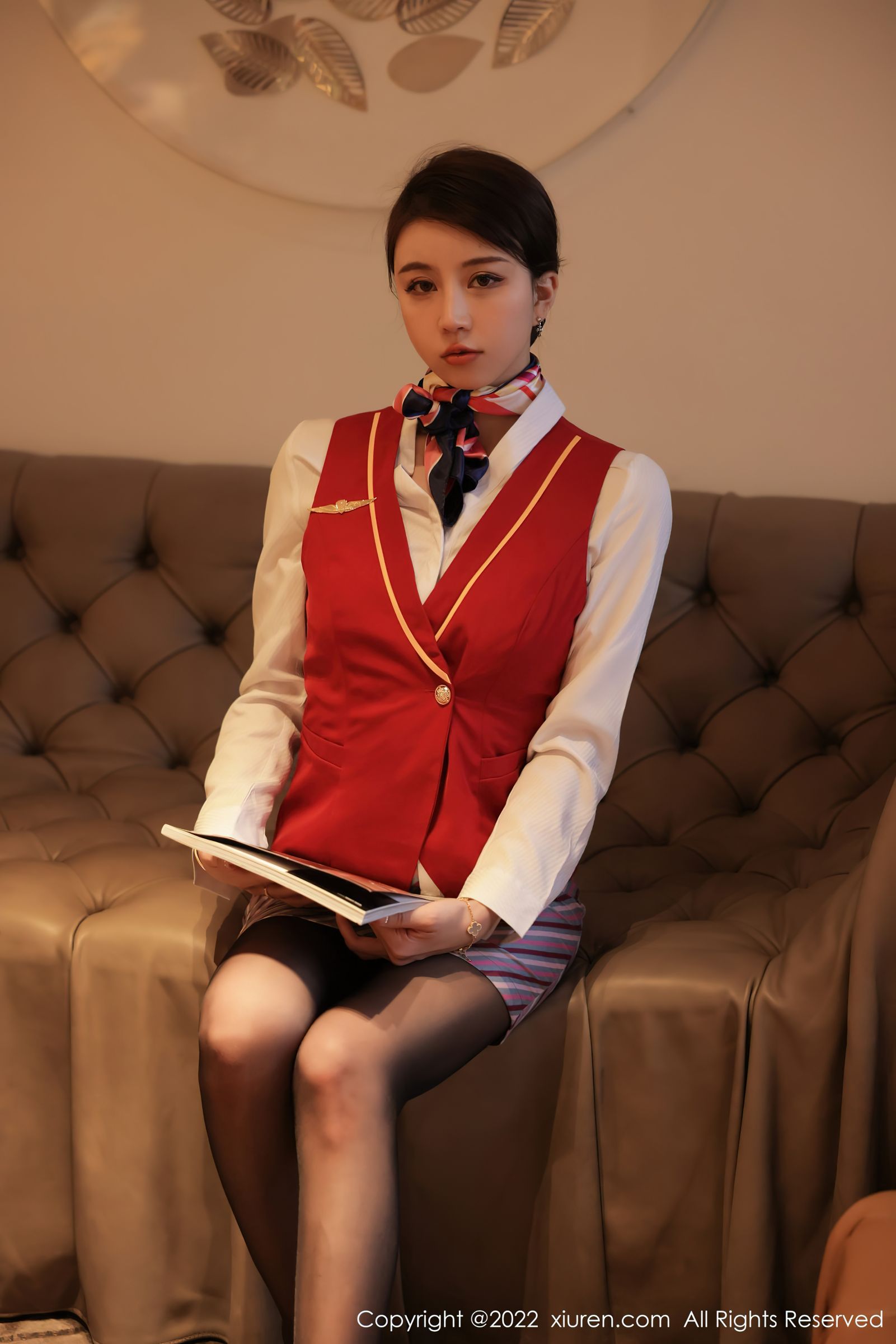 [XiuRen秀人网]-No.4824-tina_甜仔-空姐制服白色T恤条纹裙子搭配黑丝-