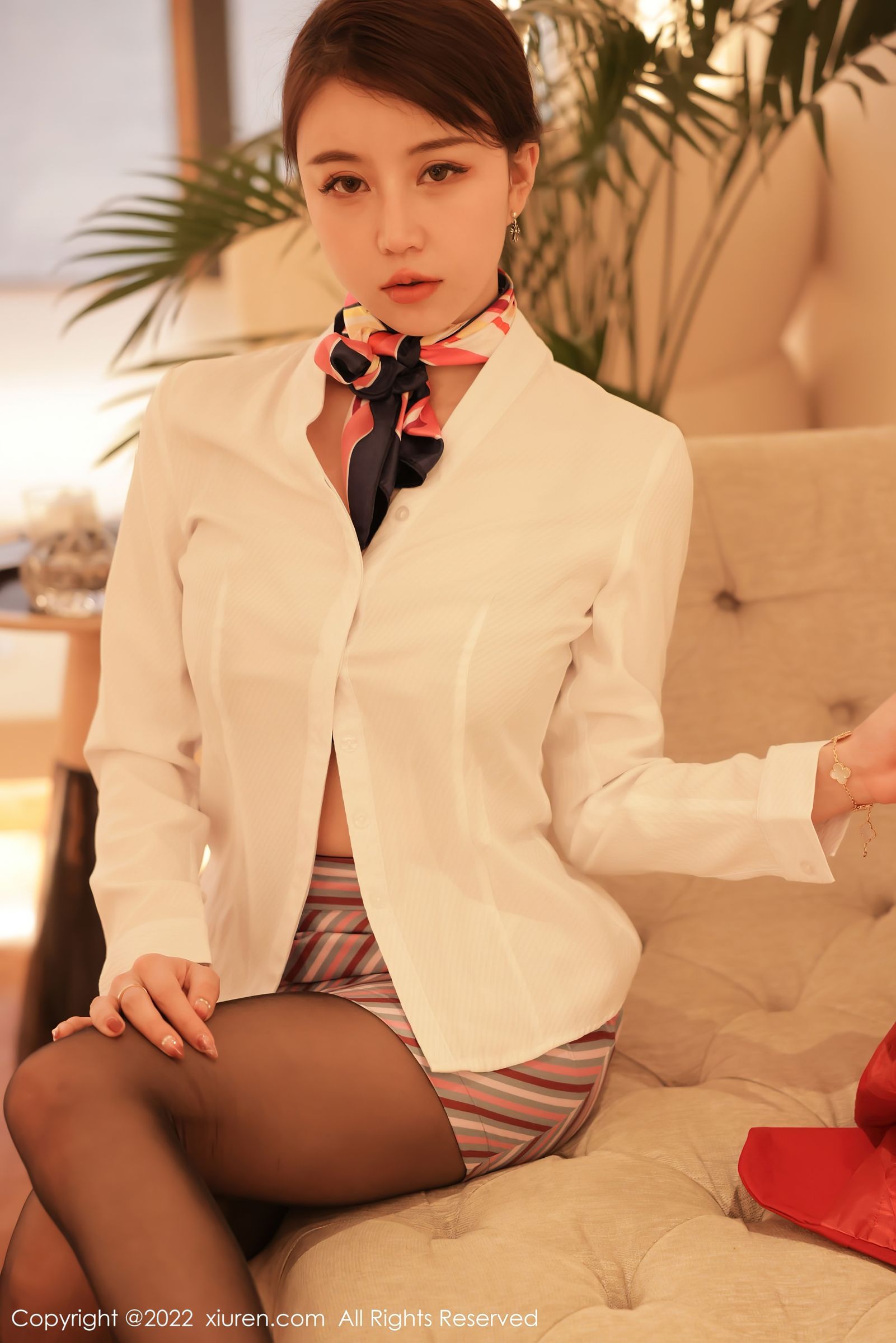 [XiuRen秀人网]-No.4824-tina_甜仔-空姐制服白色T恤条纹裙子搭配黑丝-