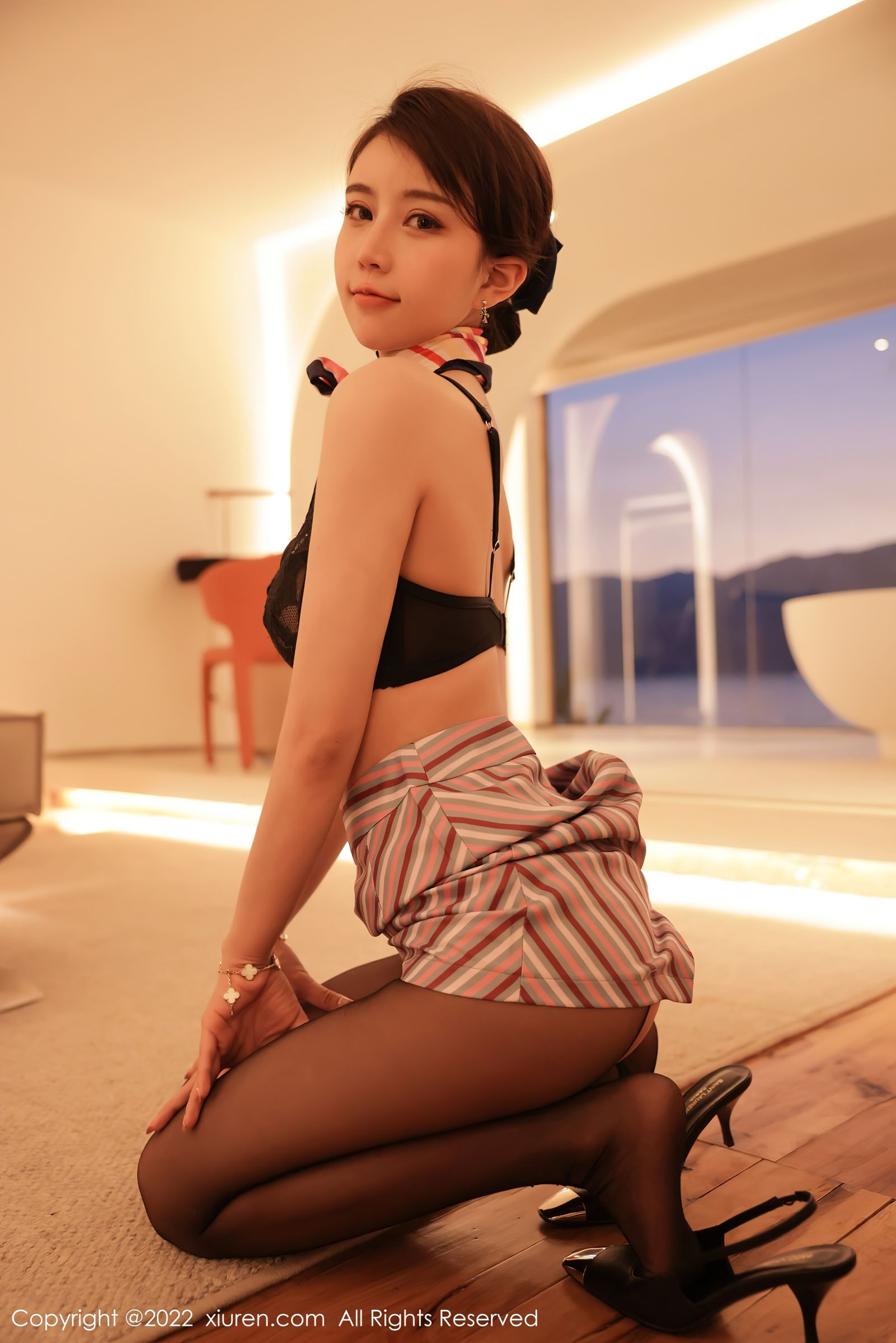 [XiuRen秀人网]-No.4824-tina_甜仔-空姐制服白色T恤条纹裙子搭配黑丝-