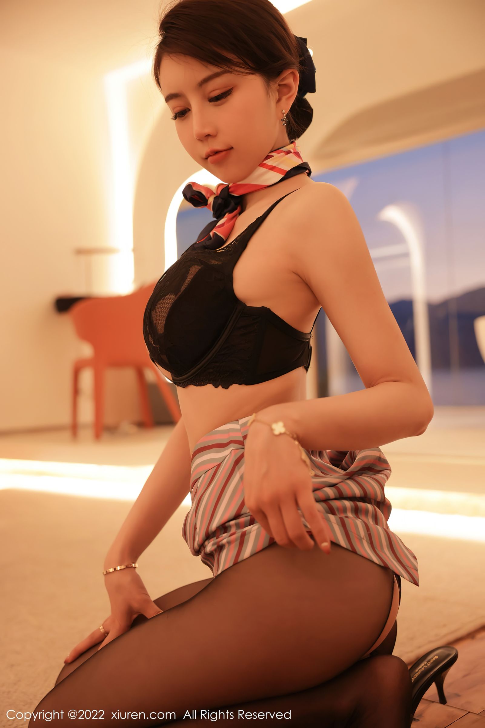 [XiuRen秀人网]-No.4824-tina_甜仔-空姐制服白色T恤条纹裙子搭配黑丝-